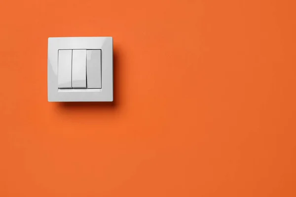 Weißer Lichtschalter Auf Orangenem Hintergrund Raum Für Text — Stockfoto
