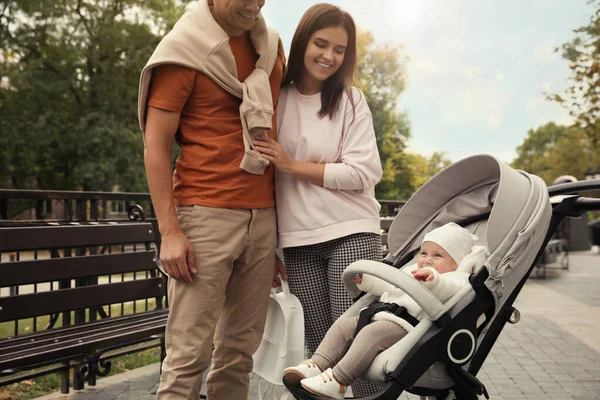 Gelukkige Ouders Wandelen Met Hun Schattige Baby Kinderwagen Buiten — Stockfoto