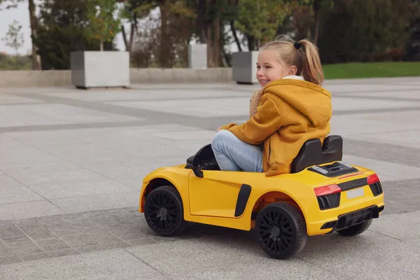 Χαριτωμένο Κοριτσάκι Που Οδηγεί Παιδικό Αυτοκίνητο Στην Οδό Σίτυ Χώρος — Φωτογραφία Αρχείου