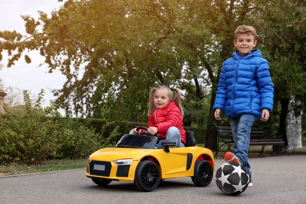 Lindo Niño Conduciendo Coche Los Niños Aire Libre Espacio Para —  Fotos de Stock