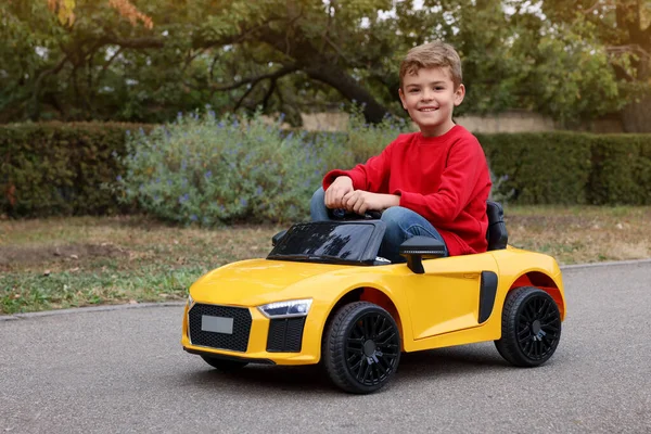 Roztomilý Malý Chlapec Řízení Dětské Auto Venku — Stock fotografie