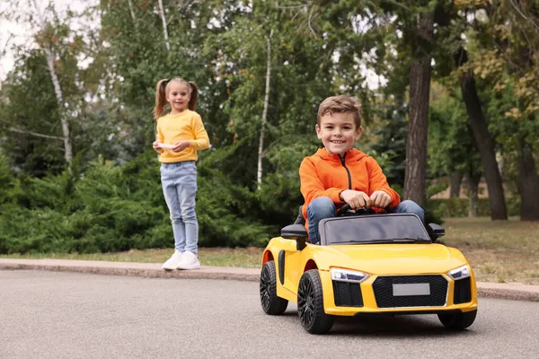 Lindo Niño Conduciendo Coche Los Niños Aire Libre Espacio Para —  Fotos de Stock