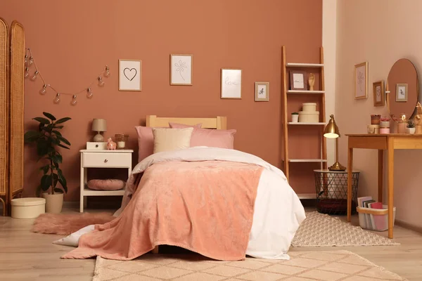 スタイリッシュな家具と美しい装飾要素を持つ10代の女の子の寝室のインテリア — ストック写真