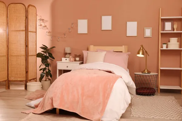Interior Kamar Tidur Gadis Remaja Dengan Perabotan Bergaya Dan Dekorasi — Stok Foto