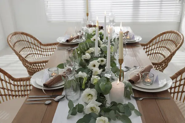 美しい食器や装飾が室内でのお祭りのテーブルセッティング — ストック写真