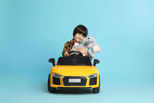 Niño Pequeño Con Coche Conducción Juguete Sobre Fondo Azul Claro — Foto de Stock