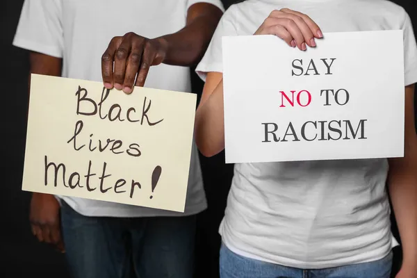 Junge Frau Und Afroamerikanischer Mann Mit Schildern Auf Schwarzem Hintergrund — Stockfoto