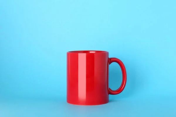 Mug Keramik Merah Kosong Pada Latar Belakang Biru Muda — Stok Foto