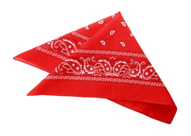 Katlanmış kırmızı bandana desenli beyaz, üst görünümde izole edilmiş.