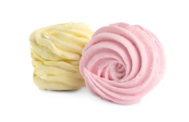 Beyaz arka planda iki farklı lezzetli zephyr.