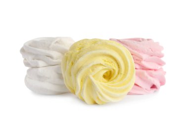 Beyaz arka planda birçok farklı lezzetli zephyrs