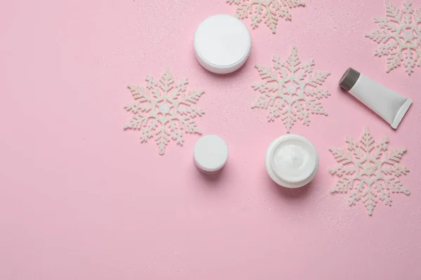 Composición Plana Con Productos Cosméticos Copos Nieve Sobre Fondo Rosa —  Fotos de Stock