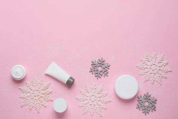 Kompozycja Płaska Układana Produktami Kosmetycznymi Płatkami Śniegu Różowym Tle Miejsce — Zdjęcie stockowe