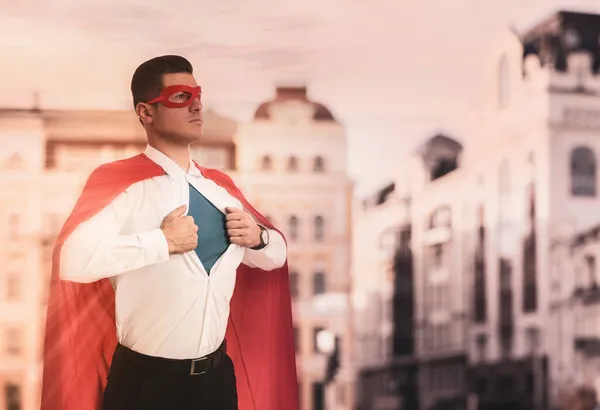 Zakenman Superheld Cape Masker Nemen Shirt Uit Tegen Mooi Stadsgezicht — Stockfoto