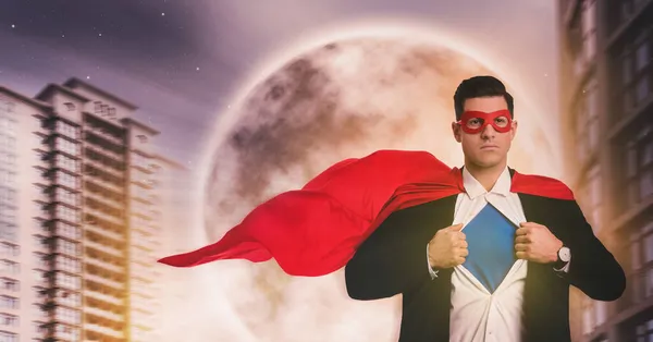 Zakenman Superheld Cape Masker Pak Uit Tegen Mooie Hemel Met — Stockfoto