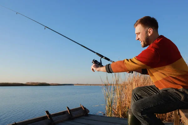 Pescador Com Vara Pesca Ribeira Dia Ensolarado — Fotografia de Stock