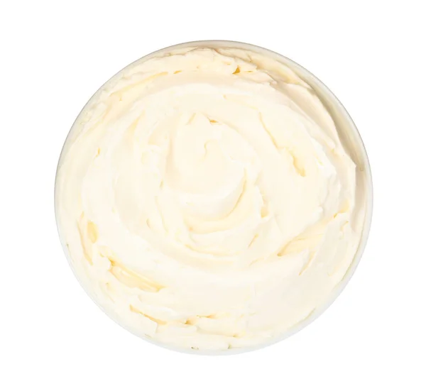 白で隔離されたおいしいクリームチーズのボウル トップビュー — ストック写真