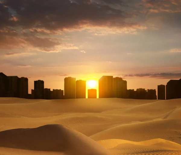 Песчаная Пустыня Силуэт Города Горизонте Закате — стоковое фото