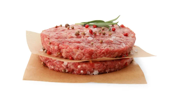 Rohe Hamburger Pasteten Mit Rosmarin Und Gewürzen Auf Weißem Hintergrund — Stockfoto