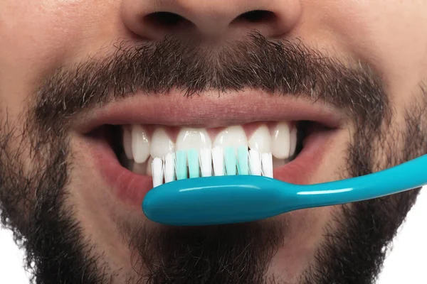 Homem Escovando Dentes Fundo Branco Close Cuidados Dentários — Fotografia de Stock