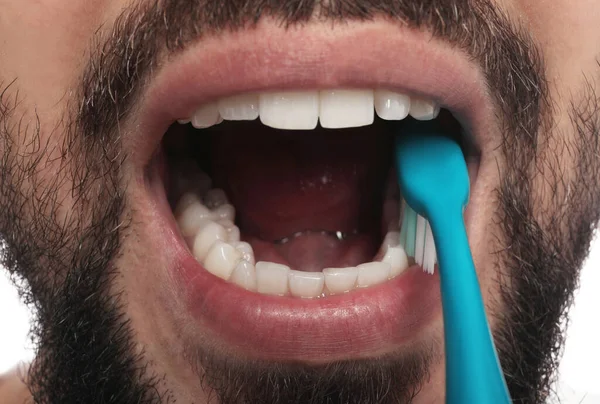 Man Borsta Tänderna Vit Bakgrund Närbild Tandvård — Stockfoto