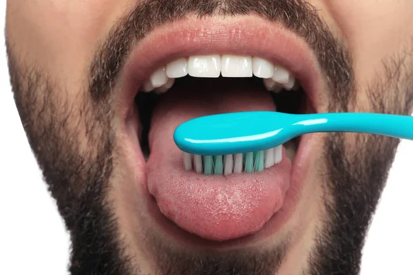 Seorang Pria Menggosok Lidahnya Dengan Latar Belakang Putih Menutup Mulutnya — Stok Foto