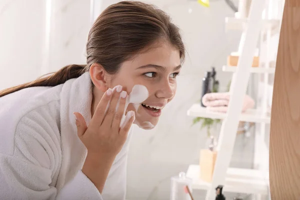 Vacker Tonårstjej Som Applicerar Rengöringsskum Ansiktet Badrummet Hudvård Kosmetiska — Stockfoto