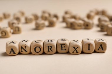 Sözcük Anorexia bej masa üzerinde harflerle ahşap küplerden yapılmıştır