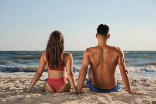 Schönes Paar Das Zeit Zusammen Strand Verbringt Rückansicht — Stockfoto