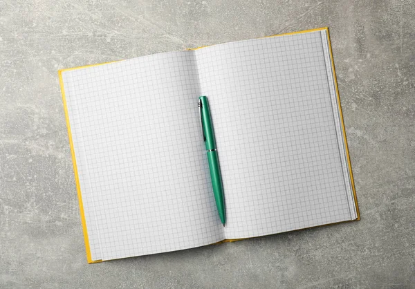 Otwórz Notatnik Długopis Szarym Stole Widok Góry Planowanie Osobiste — Zdjęcie stockowe