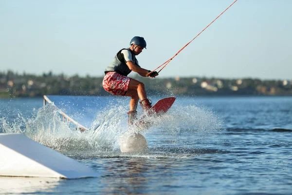 Adolescente Wakeboarder Fazendo Truque Rio Desporto Aquático Extremo — Fotografia de Stock