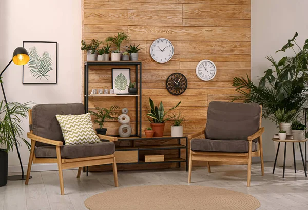 有漂亮的绿色植物和舒适的家具的时髦房间内部 — 图库照片