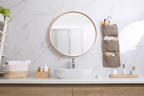 Badezimmer Interieur Mit Dem Wesentlichen Und Stilvollen Accessoires — Stockfoto