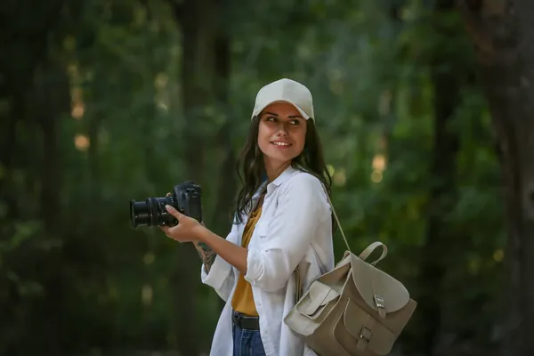 Женщина Фотоаппаратом Проводит Время Заповеднике — стоковое фото
