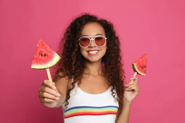 Mooie Jonge Afro Amerikaanse Vrouw Met Stukjes Watermeloen Tegen Karmozijnrode — Stockfoto