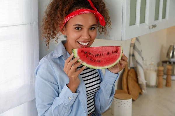 Mooie Jonge Afro Amerikaanse Vrouw Met Plak Watermeloen Keuken Thuis — Stockfoto