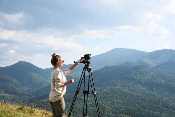 Fotografo Professionista Con Fotocamera Moderna Treppiede Montagna Spazio Testo — Foto Stock