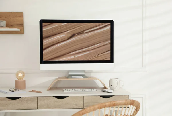 Bekväm Arbetsplats Med Modern Dator Och Lampa Rummet Inredning — Stockfoto