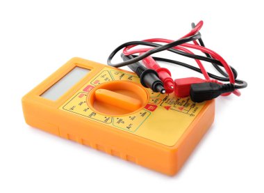 Dijital multimetre beyaz arka plan üzerinde. Elektrikçi aracı