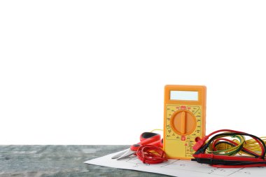 Elektrikçi aletleri ve aksesuarlar beyaz arka plana karşı ahşap masa üzerinde. Metin için boşluk
