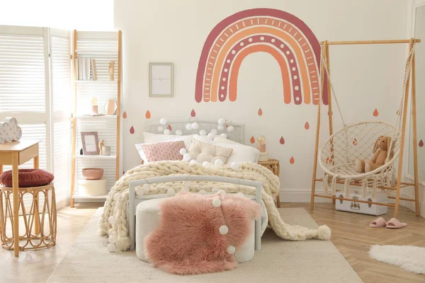 Stilvolles Kinderzimmerinterieur Mit Bequemem Bett — Stockfoto