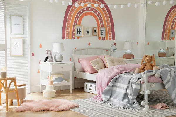 Rahat Yataklı Şık Bir Çocuk Odası — Stok fotoğraf