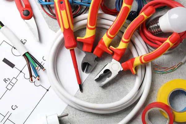 Werkzeuge Und Zubehör Des Elektrikers Auf Grauem Hintergrund — Stockfoto