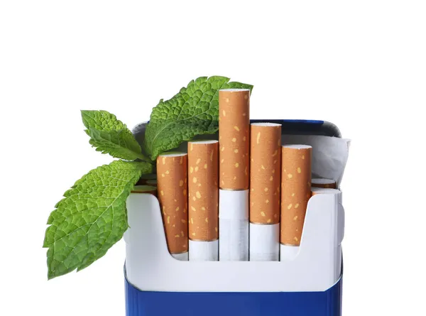 Envase Cigarrillos Mentolados Hojas Frescas Menta Sobre Fondo Blanco — Foto de Stock