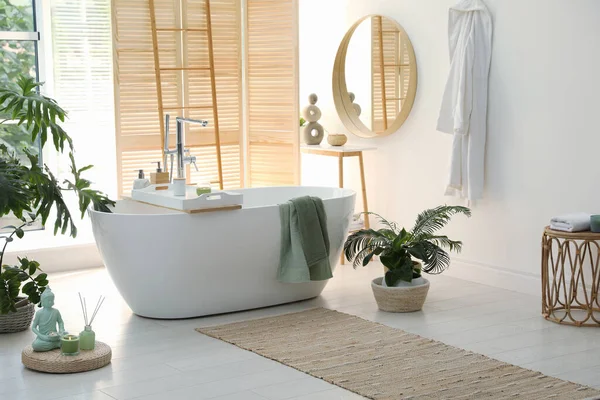 Stilfuldt Badeværelse Interiør Med Moderne Badekar Vindue Smukke Stueplanter Hjemmedesign - Stock-foto