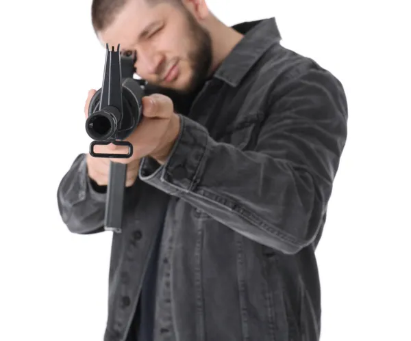 Sturmgewehr Mann Richtet Gewehr Gegen Weißen Hintergrund Fokus Auf Maulkorb — Stockfoto