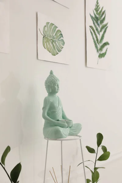 Ceramiczna Rzeźba Buddy Pobliżu Ściany Kwiatowymi Malowidłami Wewnątrz Projekt Wnętrza — Zdjęcie stockowe