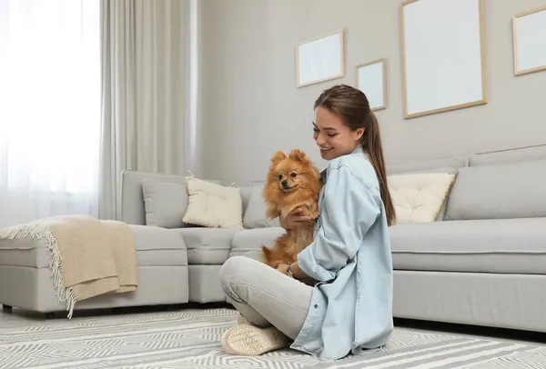 Felice Giovane Donna Con Simpatico Cane Soggiorno — Foto Stock