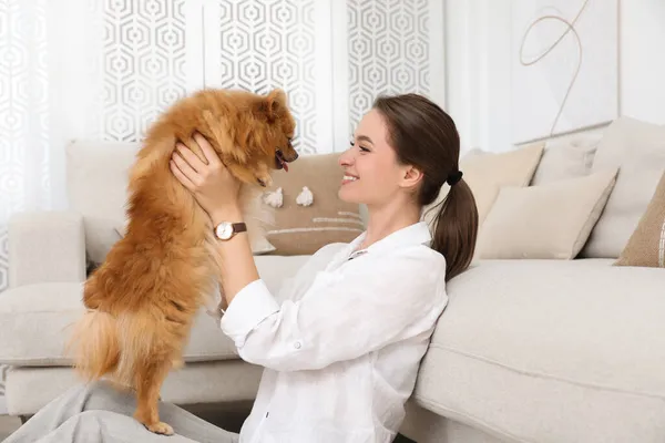 Gelukkig Jong Vrouw Met Schattig Hond Woonkamer — Stockfoto
