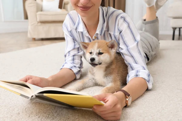 Young Woman Reading Book Cute Dog Floor Living Room Closeup — Stock Photo, Image